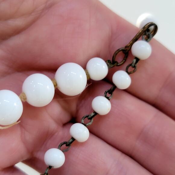 Vintage White Beaded Necklace Classic Round Beads with Brass Clasp Retro Jewelry - Picture 8 of 10